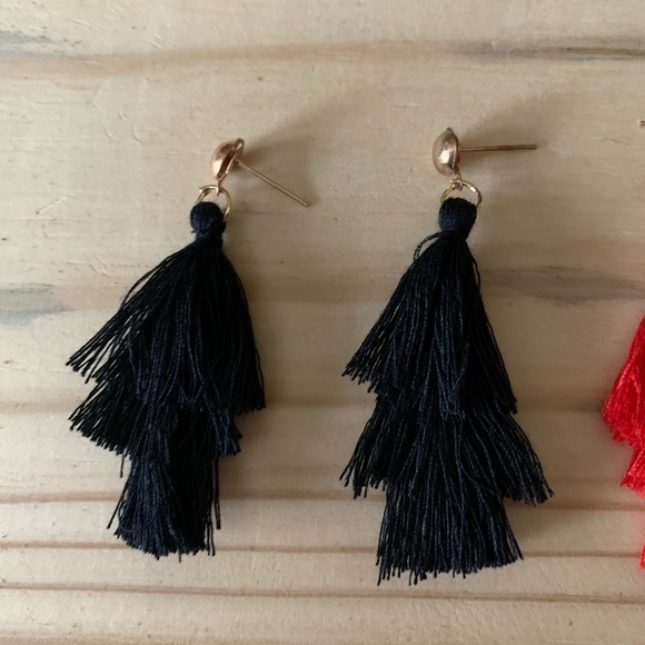 Lot of 2 tassel earnings! - Picture 2 of 4